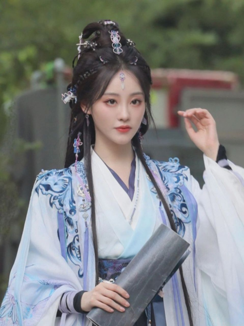 祝绪丹水光颈引人瞩目！润致格格针打响颈纹抗衰第一步