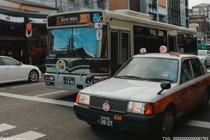 男子交通肇事致三车受损并弃车逃离现场 事后委托朋友垫付伤者救治费